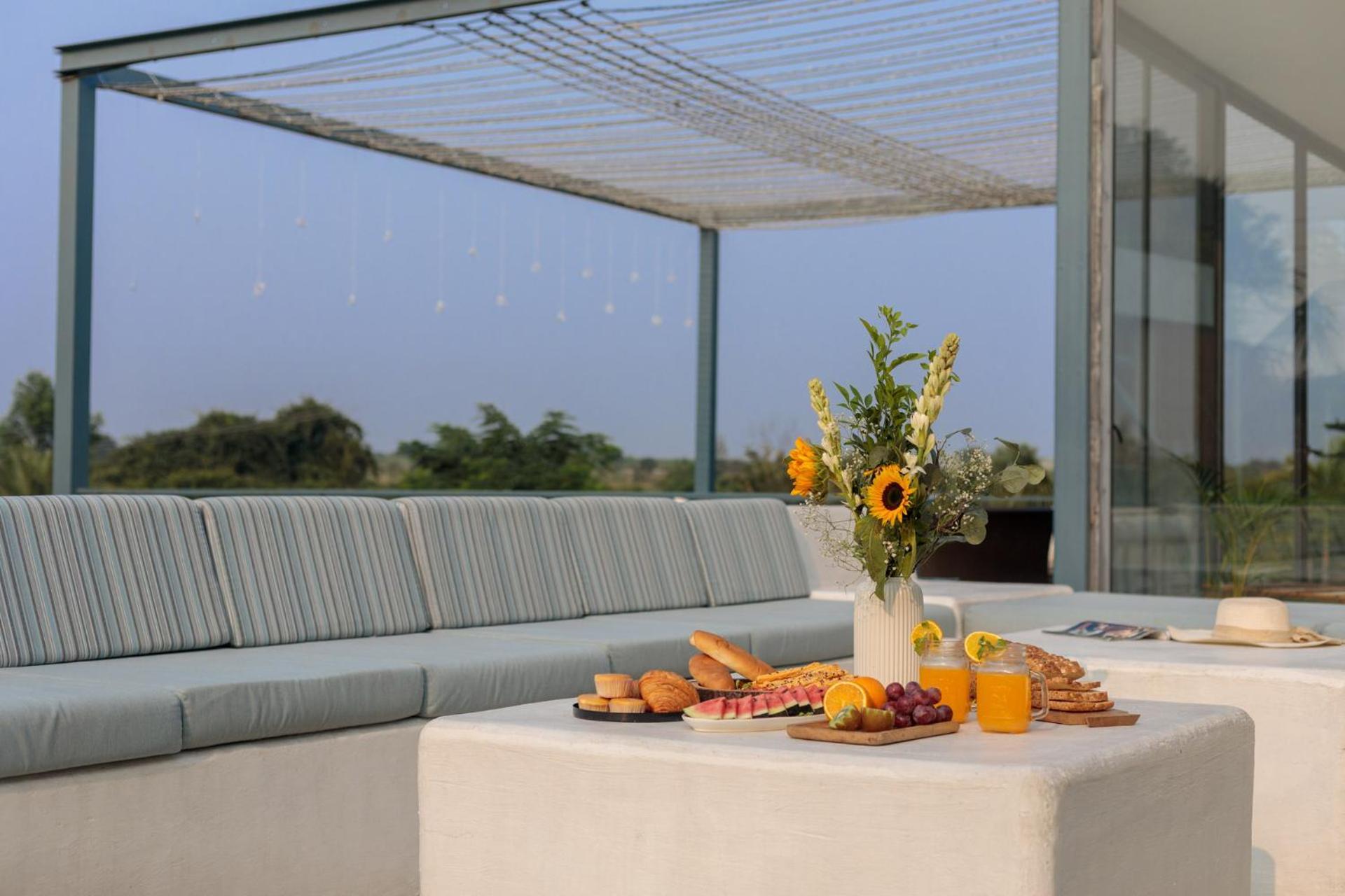 Open House By Stayvista - Nestled In Nature, Featuring A Swimming Pool & Expansive Lawn For A Serene Retreat Shikrapur Zewnętrze zdjęcie