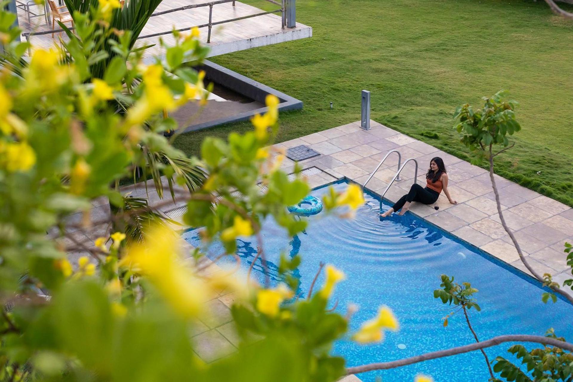 Open House By Stayvista - Nestled In Nature, Featuring A Swimming Pool & Expansive Lawn For A Serene Retreat Shikrapur Zewnętrze zdjęcie