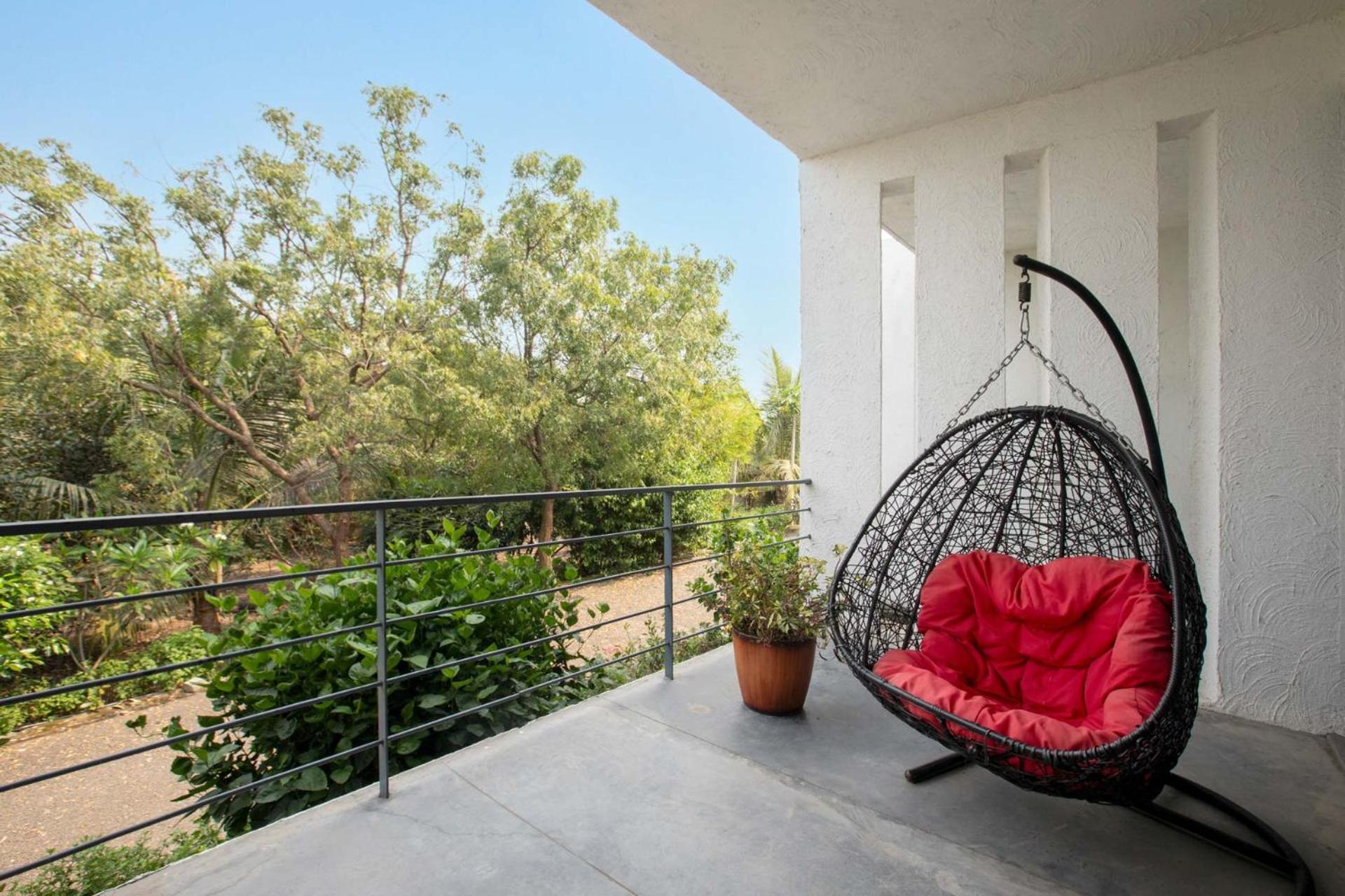 Open House By Stayvista - Nestled In Nature, Featuring A Swimming Pool & Expansive Lawn For A Serene Retreat Shikrapur Zewnętrze zdjęcie